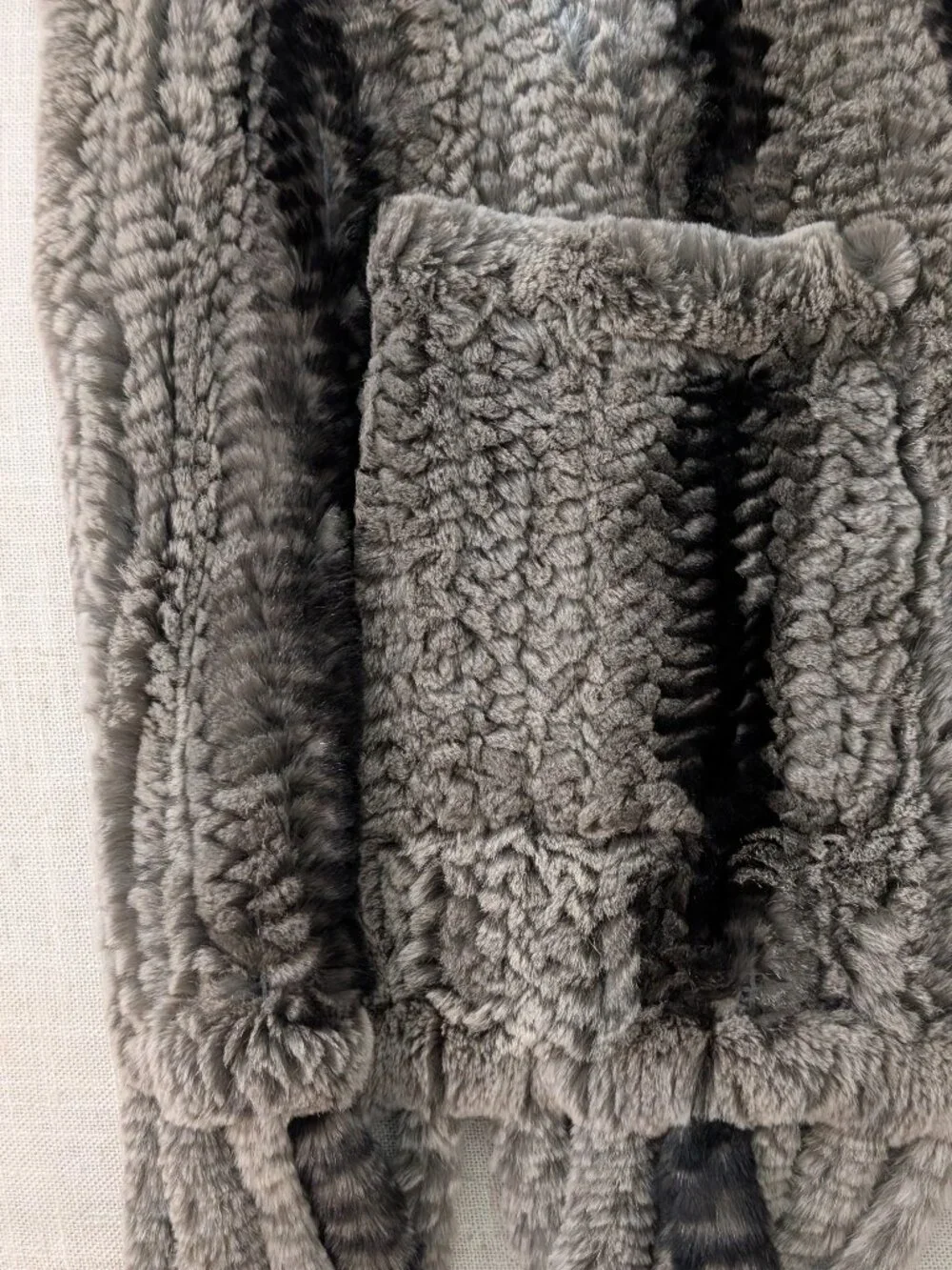 II Fait Froid Soft Black & Gray Matching Scarf with Fringe and hat